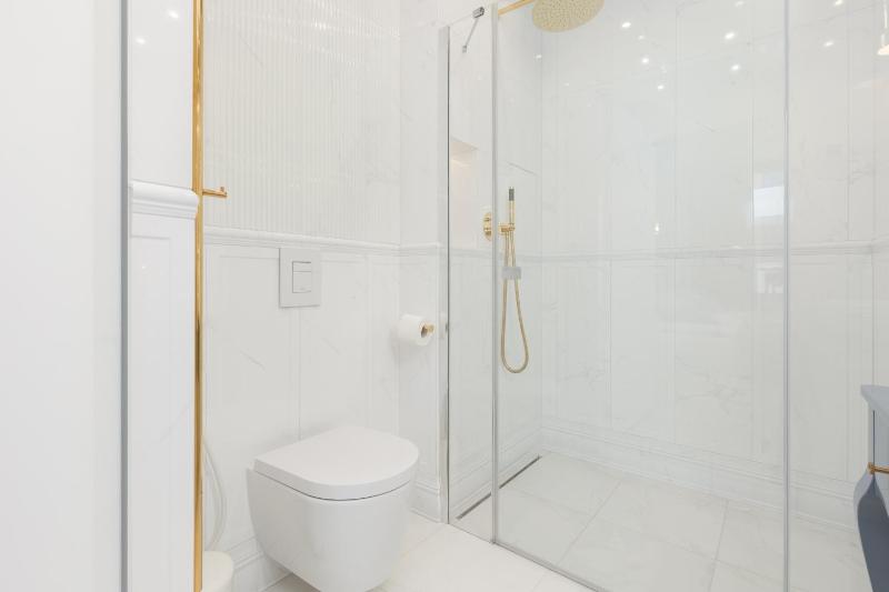 Studio with Balcony image 4