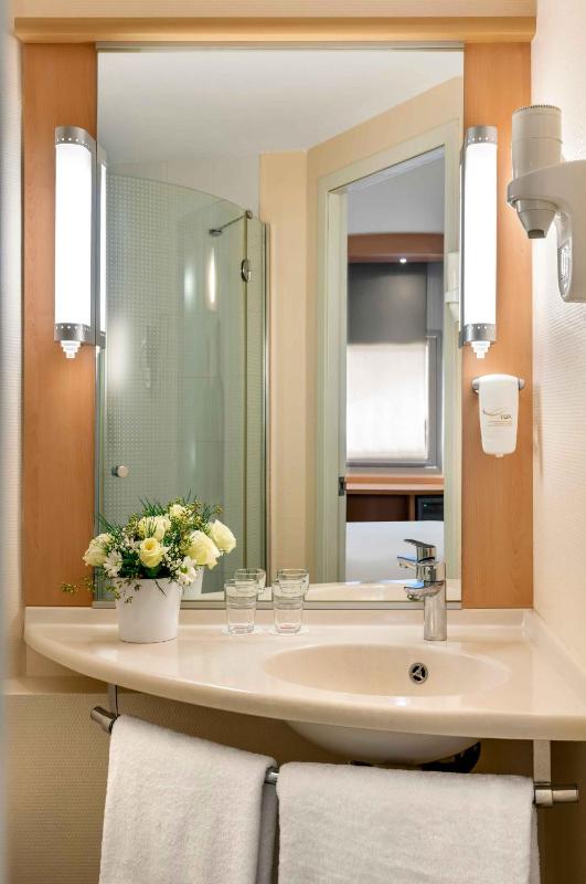 Standard Double Room image 2