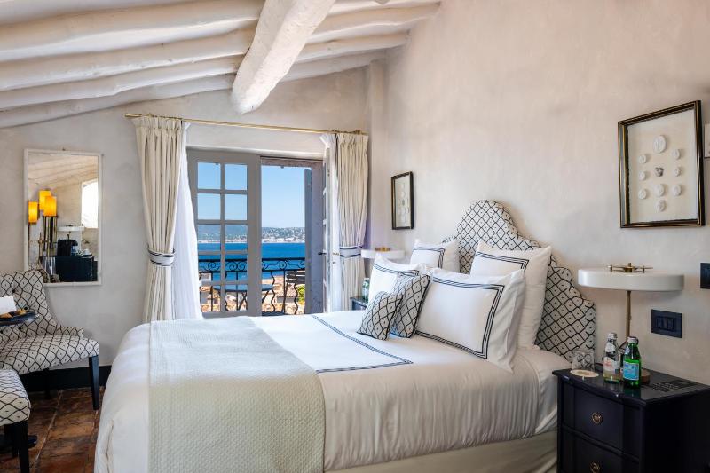 Deluxe Double Room with Sea View image 3