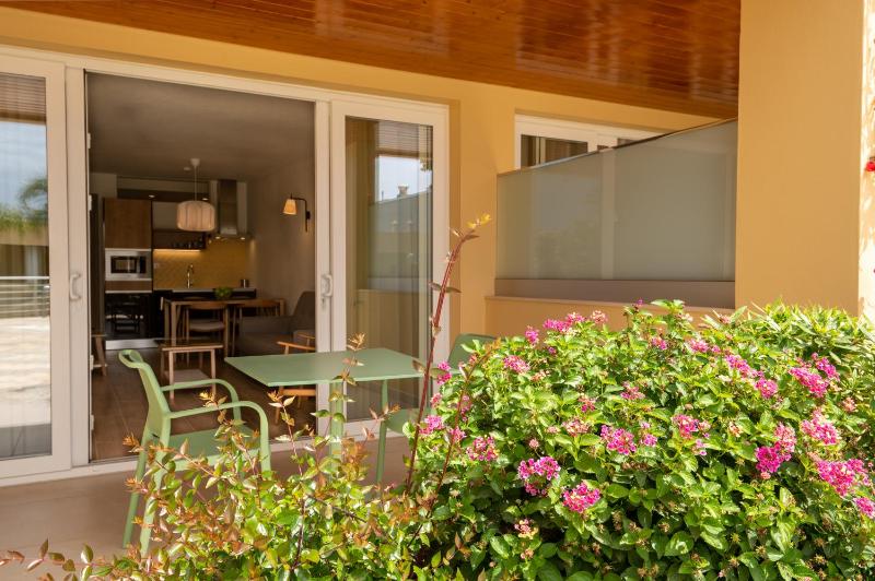 One-Bedroom Apartment with Pool View image 3