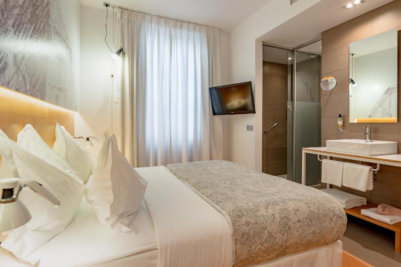 Deluxe Double or Twin Room image 1