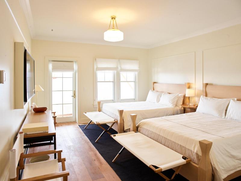 Double Room with Balcony image 2