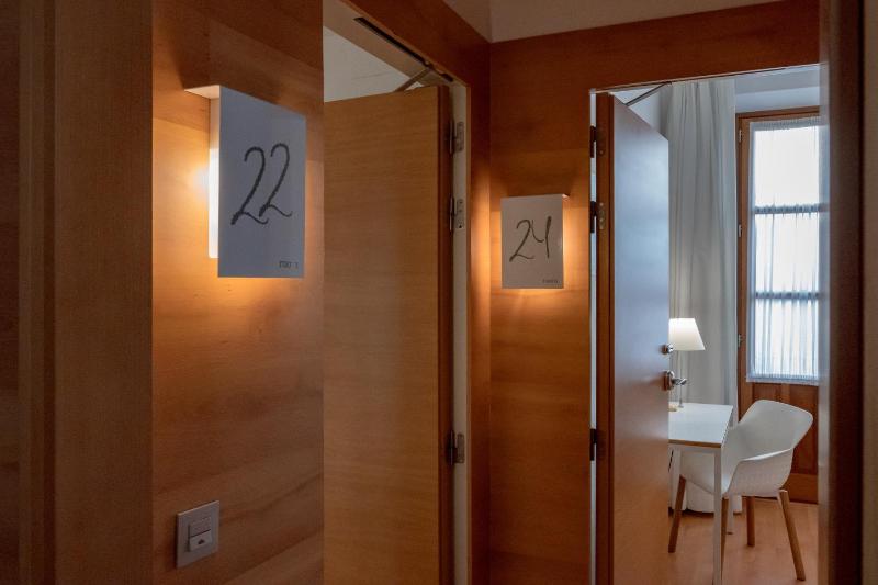Deluxe Single Room image 3