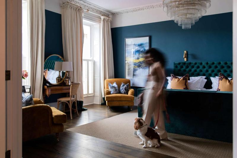 Superior King Room image 3