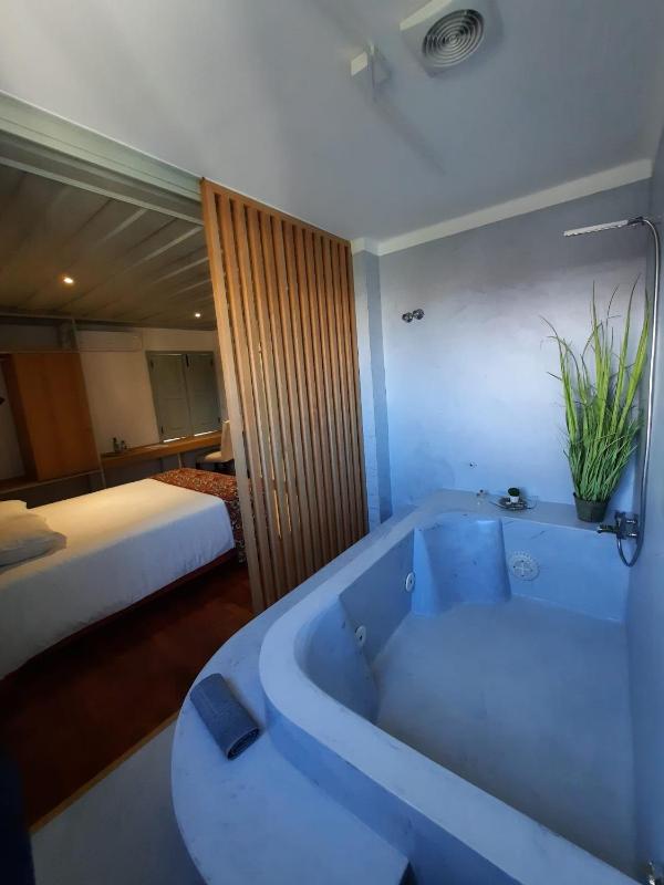 Double Room with Spa Bath image 4