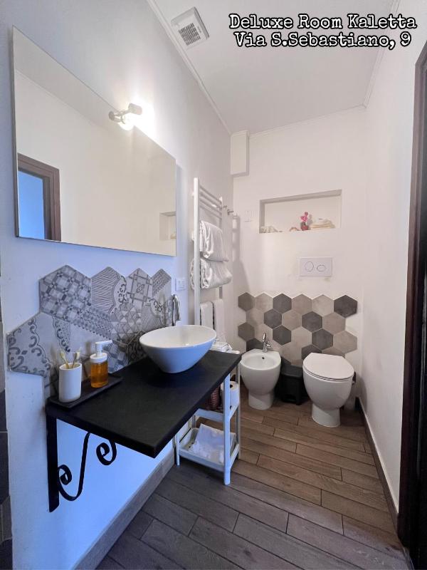 Deluxe Double Room with Balcony image 2