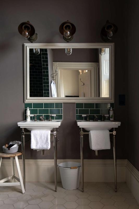 Deluxe King Room image 1