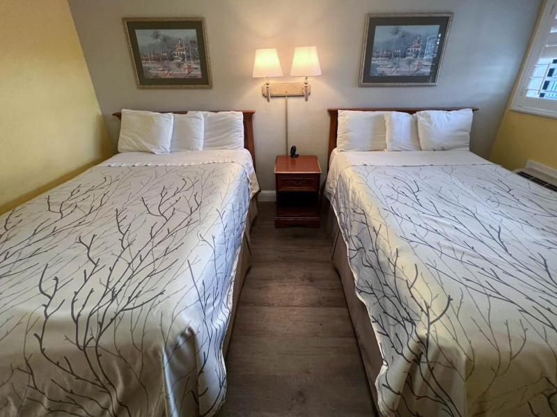 Queen Room with Two Queen Beds - Non-Smoking image 3