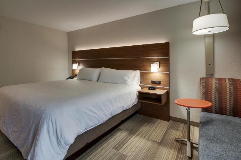 Standard King Room image 4