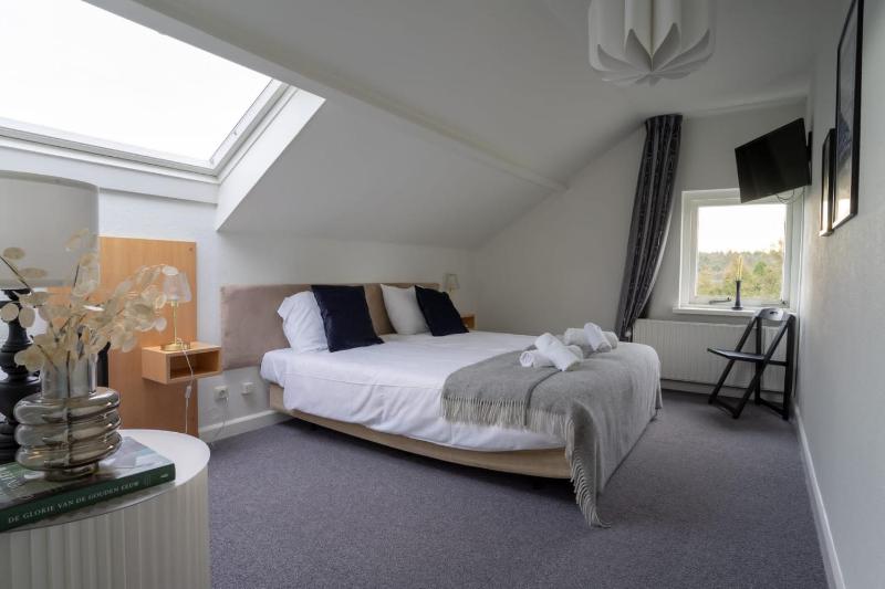 Twin Room image 2