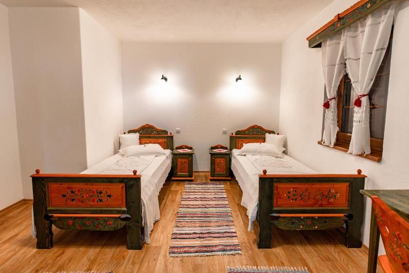 Deluxe Twin Room image 1
