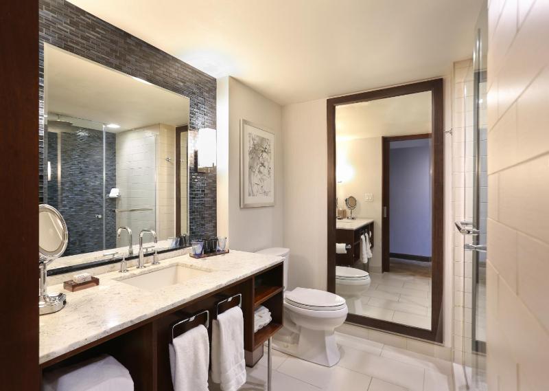 Premium King Room with Midtown View image 1