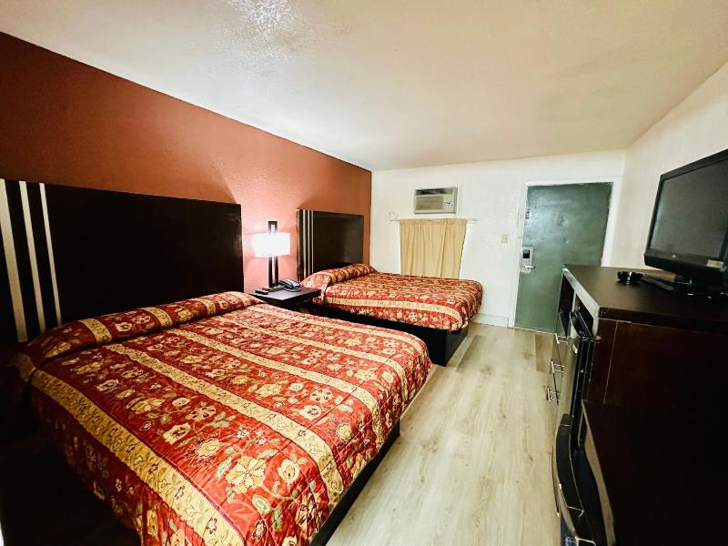 Standard Double Room image 4
