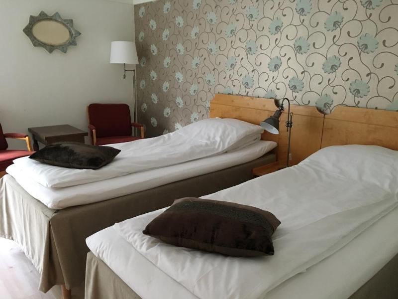Twin Room image 4