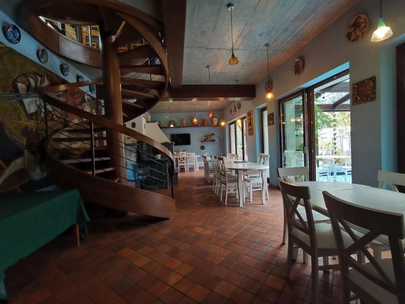 Six-Bedroom House image 4