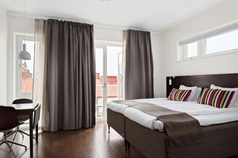 Superior Twin Room with Balcony image 1