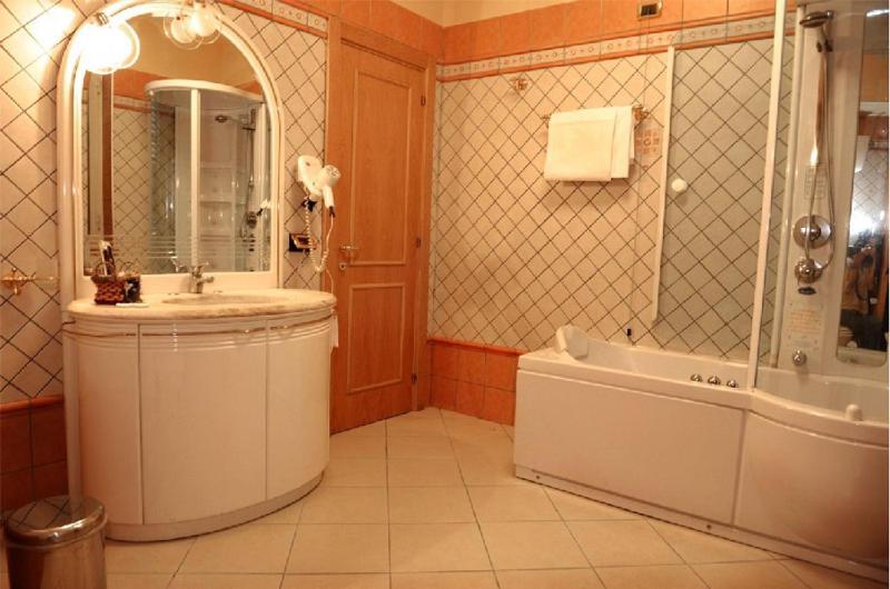Deluxe Suite with Spa Bath image 2