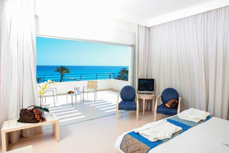 Double or Twin Room with Front Sea View image 1