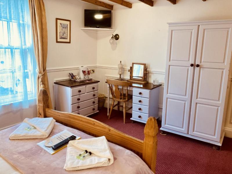 Double Room with Garden View image 3