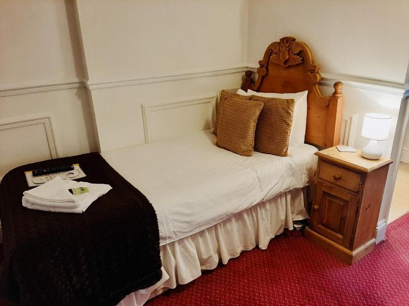 Single Room with Private Bathroom image 3