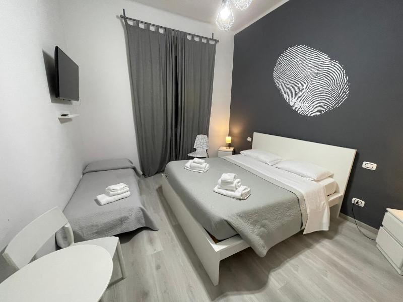 Standard Double Room image 4