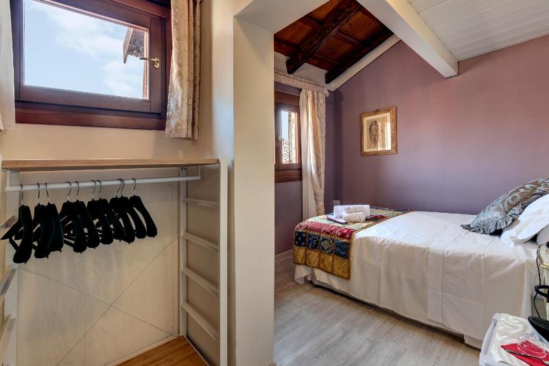 Single Room with Shared Bathroom image 4