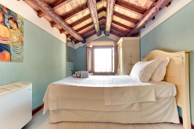 Single Room with Shared Bathroom image 3