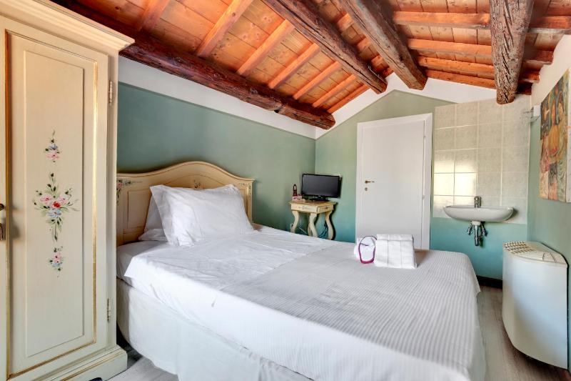 Single Room with Shared Bathroom image 1