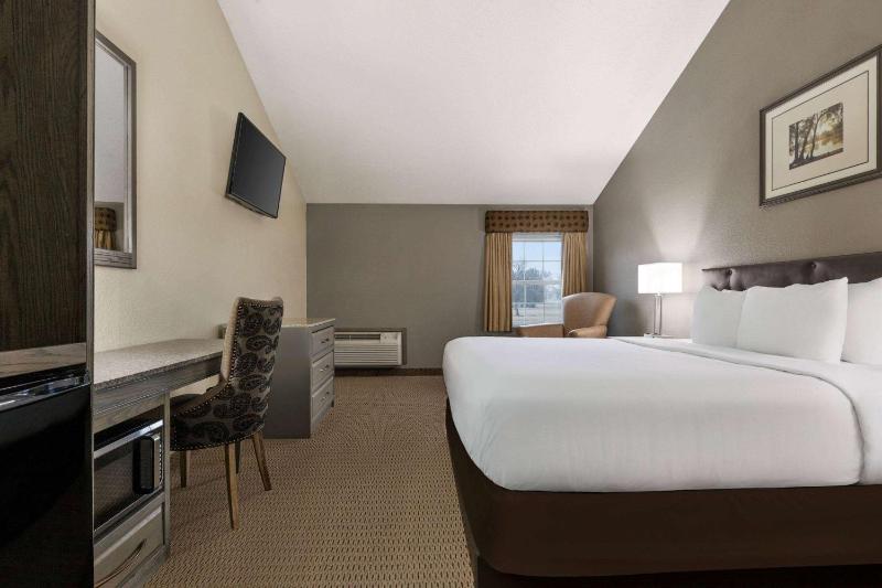 Deluxe King Room - Non-Smoking image 4
