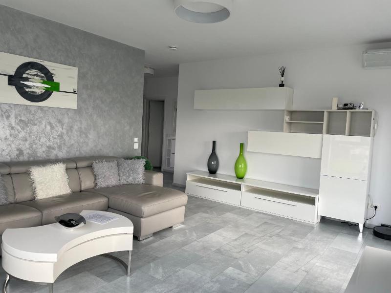 One-Bedroom Apartment image 1
