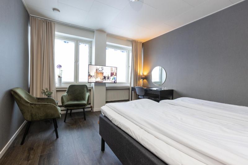 Large Double or Twin Room image 1