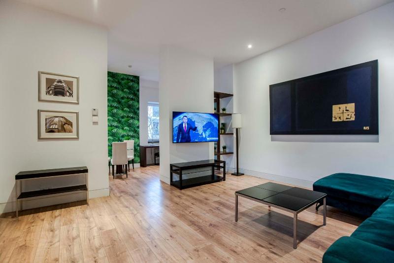 Family Room image 3