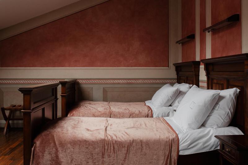 Large Twin Room image 1