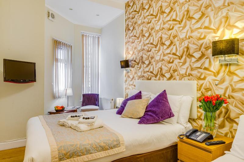 Standard Triple Room image 2