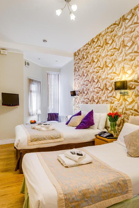 Standard Triple Room image 3