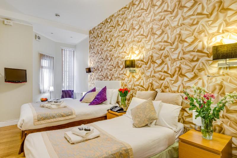 Standard Triple Room image 4