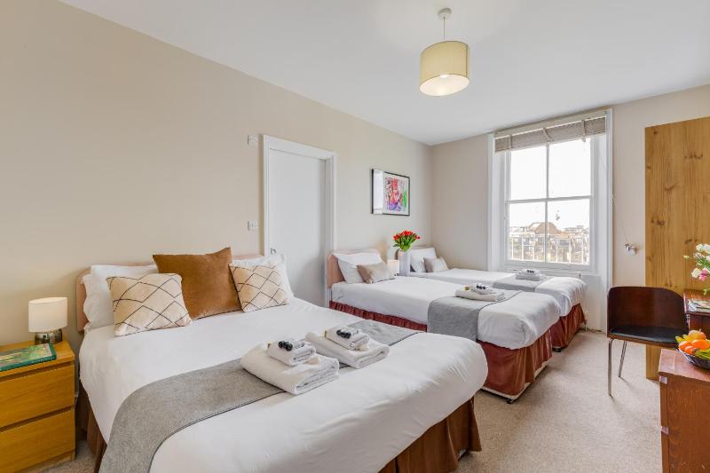 Standard Quadruple Room image 2