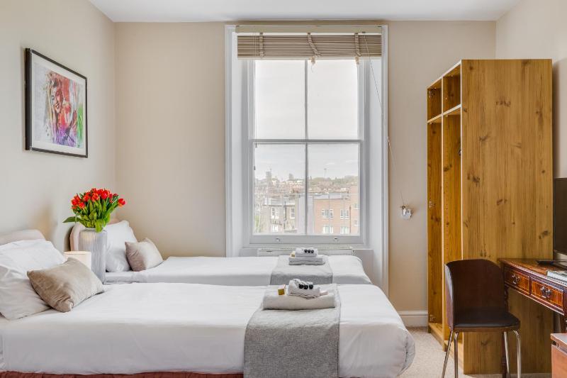 Standard Quadruple Room image 4