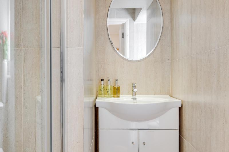 Standard Single Room image 2