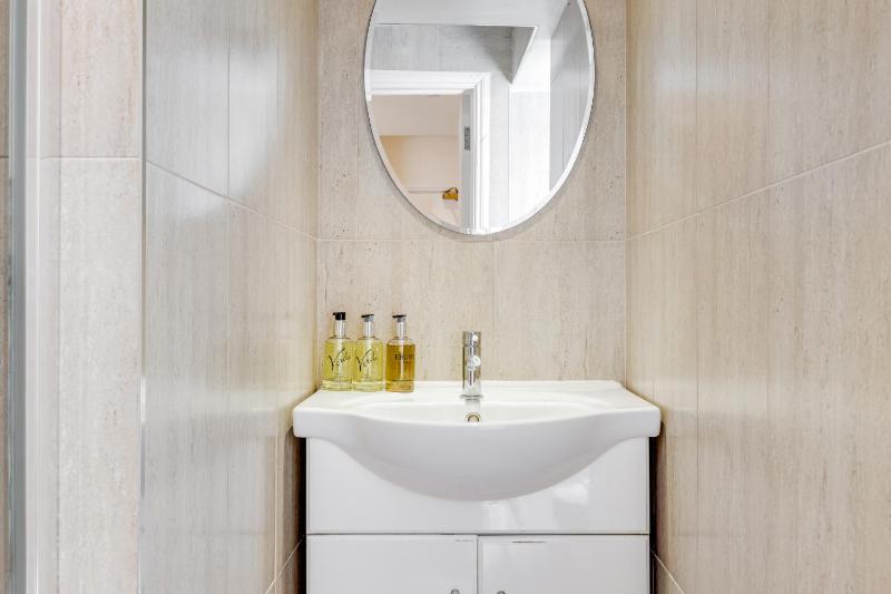 Standard Single Room image 3