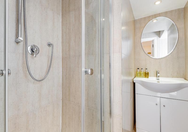 Standard Single Room image 4