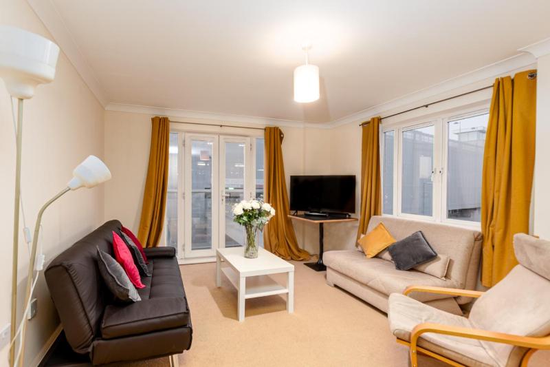 Classic Two-Bedroom Apartment Handleys Court image 3