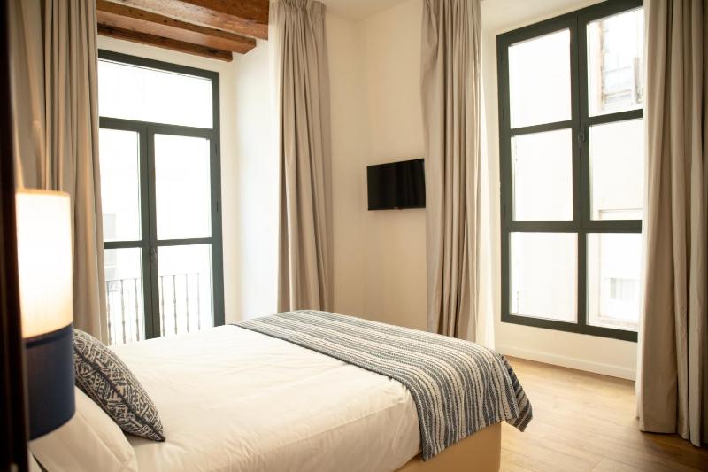 nQn Aparts & Suites Sevilla - image 3