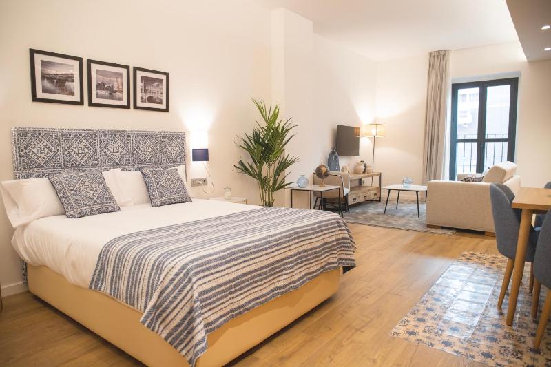 nQn Aparts & Suites Sevilla - image 2