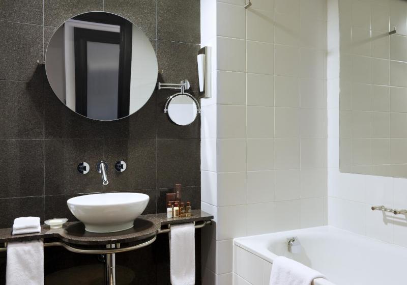 Deluxe Double or Twin Room image 3