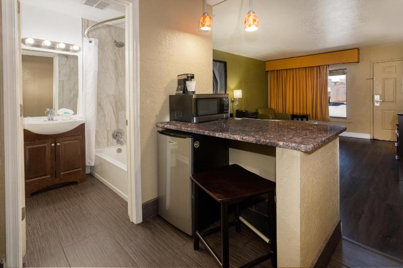 King Room - Non-Smoking image 3
