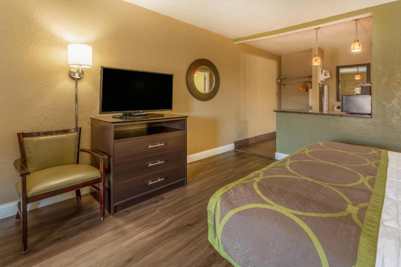 King Room - Non-Smoking image 4