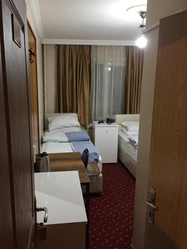 Twin Room with Bathroom image 1