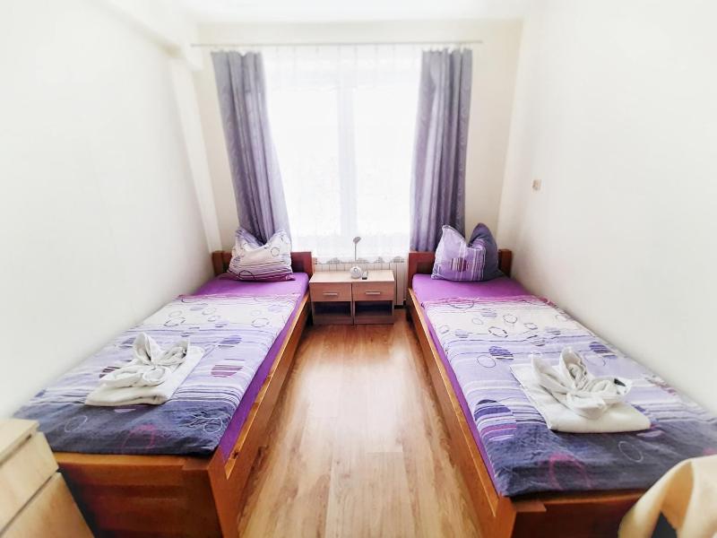 Twin Room image 3