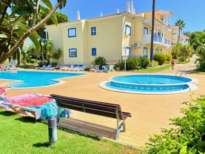 Flamingos Apartment with 2 swimming pool com check in e check out ao domingo em julho e agosto - image 1